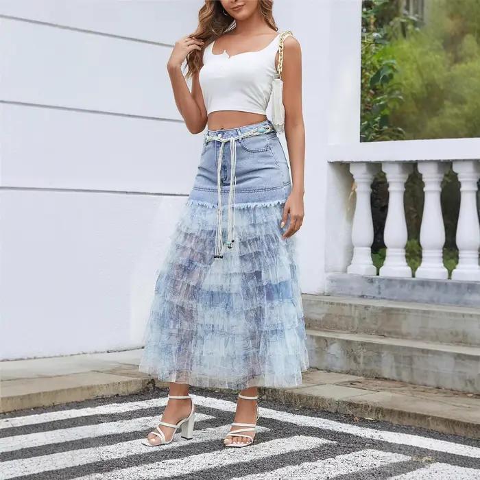 Jupe courte tendance style urbain en jean avec patchwork de dentelle et ceinture, jupe mi-longue éva