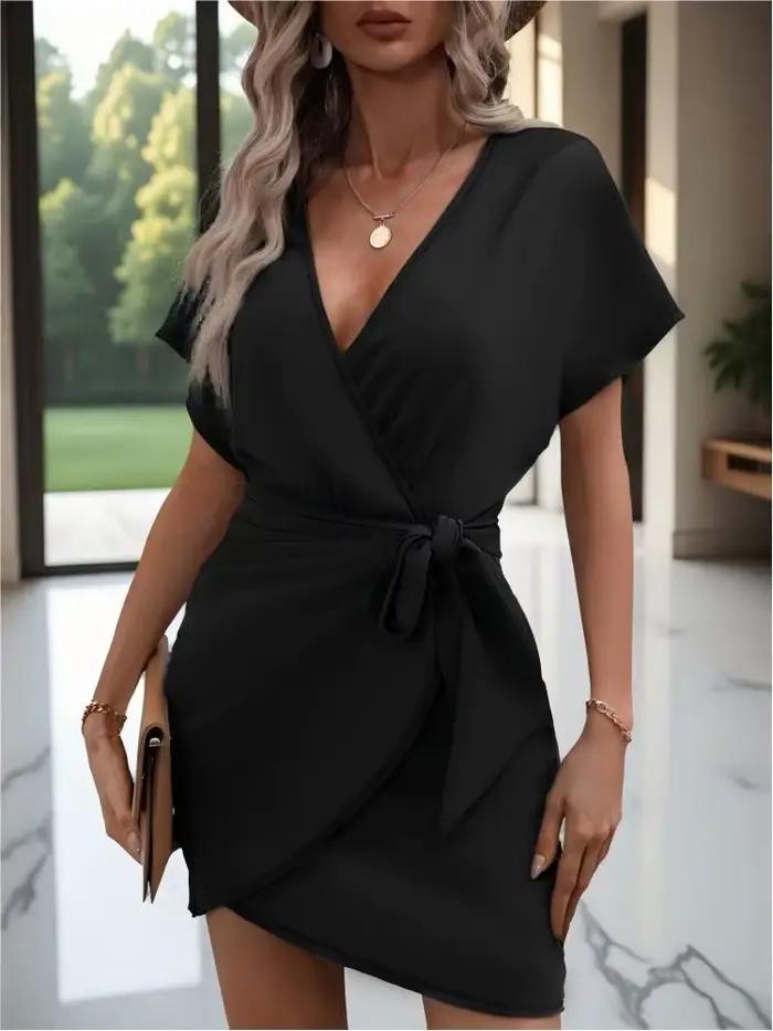 Jupe courte noire à col en V, à nouer, à manches courtes, coupe ajustée, taille cintrée, ourlet irré