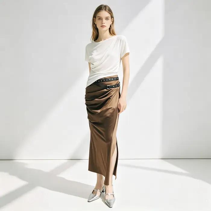 Jupe crayon midi marron en satin doux, taille haute, design drapé et froncé, fente latérale avec cei
