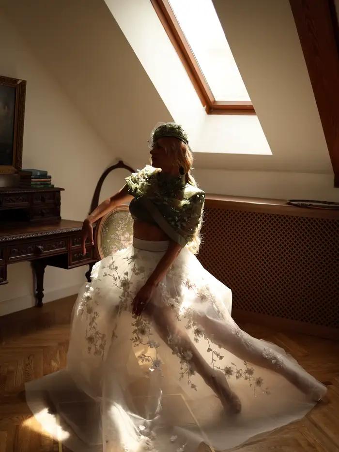 Jupe de mariée longue en tulle ivoire taille haute coupe trapèze avec appliques florales 3D en maille transparente