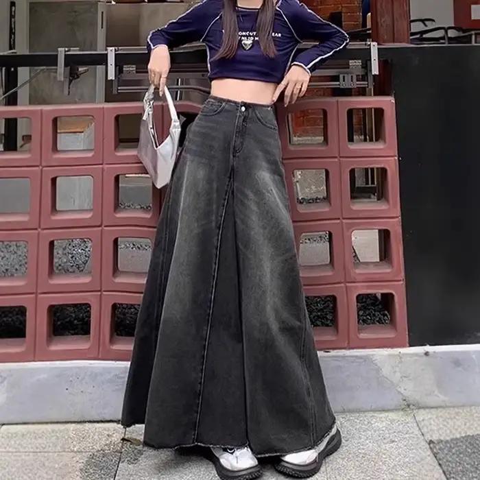 Mini jupe rétro noire en denim non extensible, coupe ajustée, dé