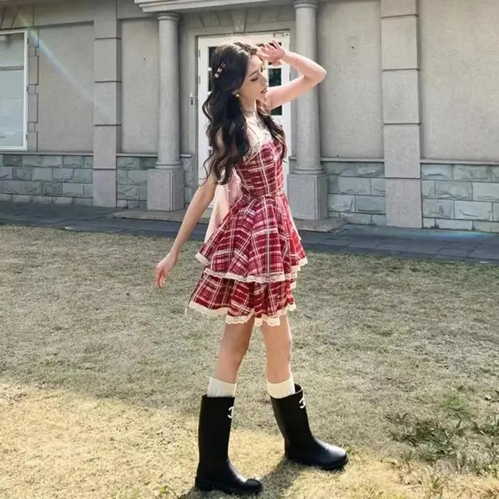 Mini jupe bouffante rouge avec bordure en dentelle
