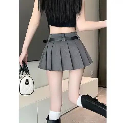 Jupe mini plissée taille haute coupe trapèze avec ceinture