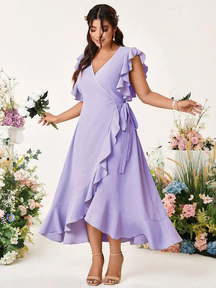 Robe midi élégante lavande à col en V et à encolure croisée – Manches à volants et ourlet asymétrique pour demoiselle d'honneur ou soirée cocktail