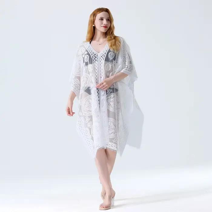 Robe de plage blanche en dentelle multifonctionnelle avec motif floral pour femmes, idéale pour les journées de plage et les soirées estivales
