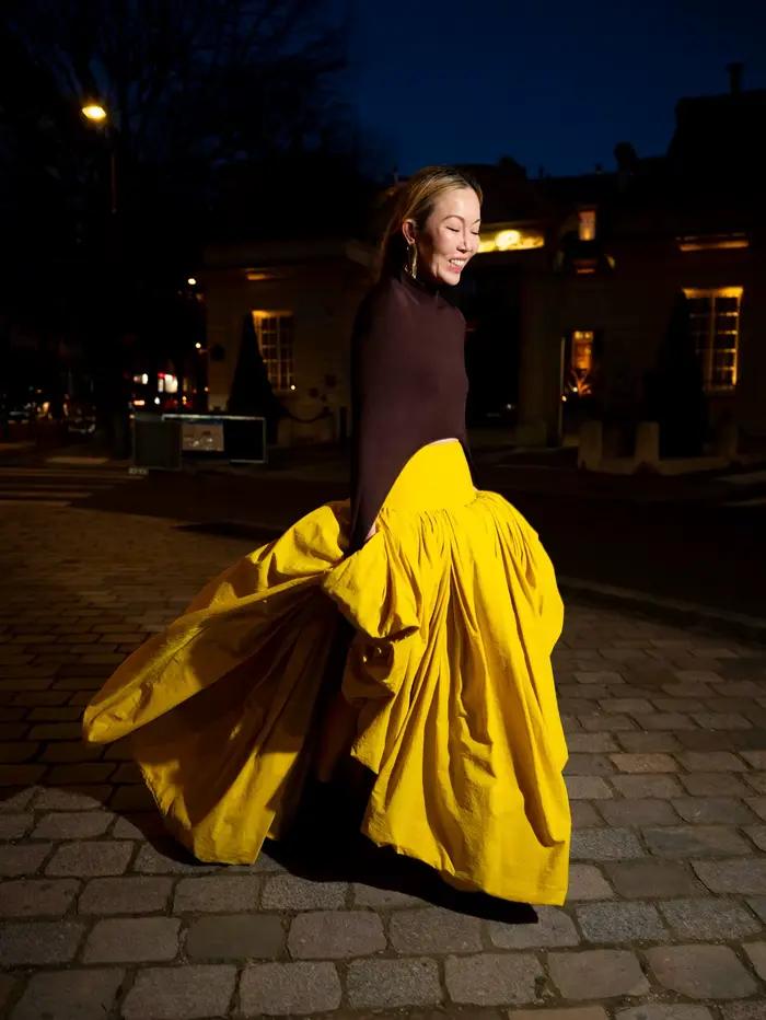 Jupe longue jaune taille haute style défilé, sur mesure, en taffetas froncé irrégulier, asymétrique et unique pour femme, idéale pour les soirées