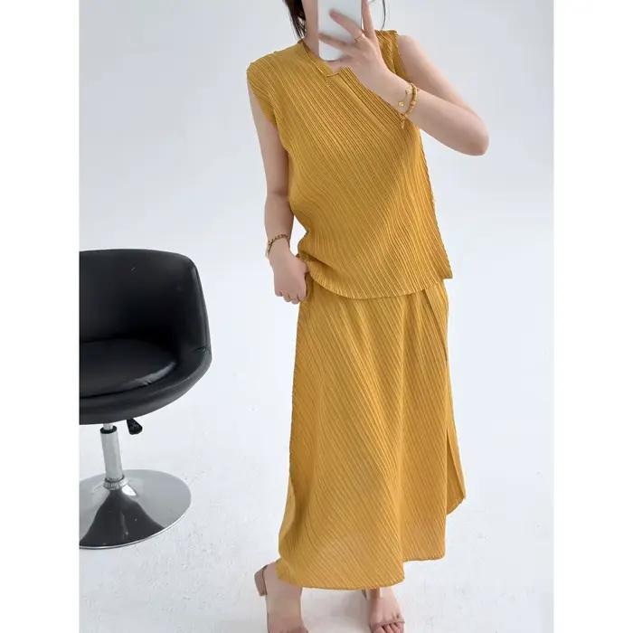 Ensemble deux pièces plissé Miyake jaune moutarde, haut sans manches et jupe longue fendue sur le côté, ample, respirant, élastique, décontracté, été