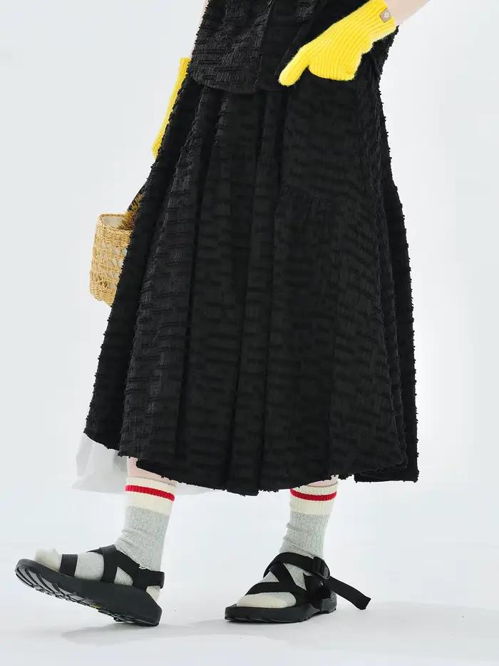 Jupe à texture monochromatique, taille ajustable, essentielle pour 3 saisons, style chic et décontracté.