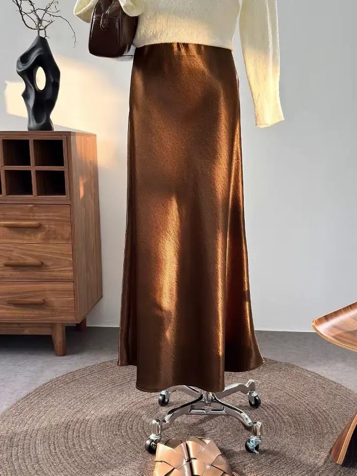 Jupe mi-longue en satin haute brillance pour femme avec fente scintillante