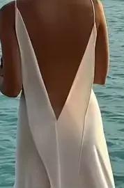 Robe longue en satin dos nu fendue pour femme, sexy, avec décolleté drapé, sans manches, collection été 2026, idéale pour les vacances et les soirées.