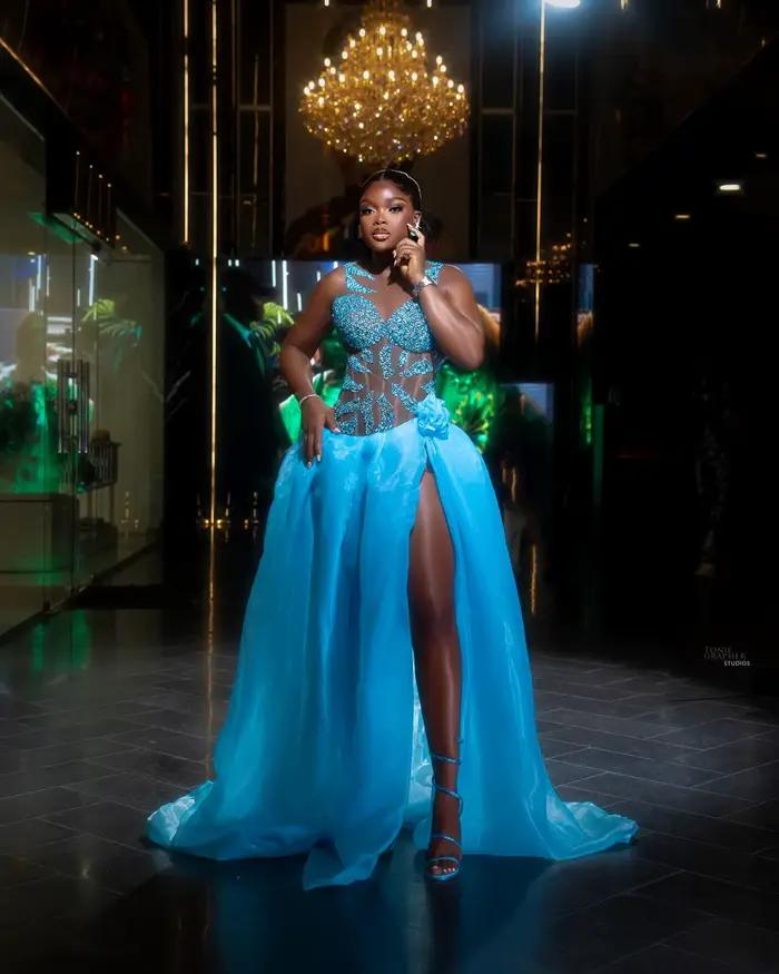 Jupe longue bleue de luxe à fente haute avec détail de taille florale