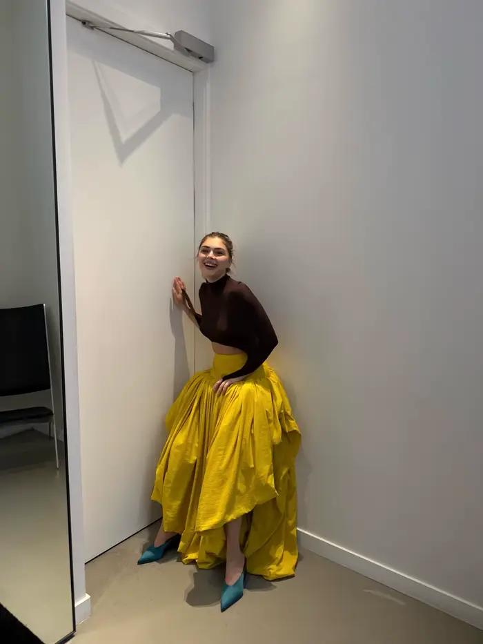 Jupe longue jaune taille haute style défilé, sur mesure, en taffetas froncé irrégulier, asymétrique et unique pour femme, idéale pour les soirées
