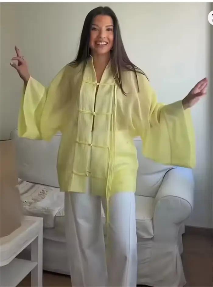 Chemisier Femme Été 2026 Nouvelle Collection Jaune Manches Longues avec Boutons Décoratifs Coupe Ample Idéal Plage et Vacances Élégance et Tempérament