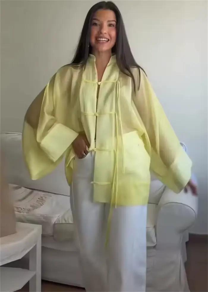 Chemisier Femme Été 2026 Nouvelle Collection Jaune Manches Longues avec Boutons Décoratifs Coupe Ample Idéal Plage et Vacances Élégance et Tempérament