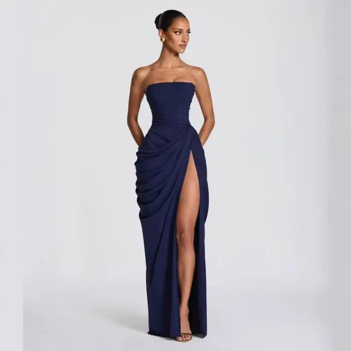 Robe longue plissée sans bretelles pour femme avec fente haute et design fluide