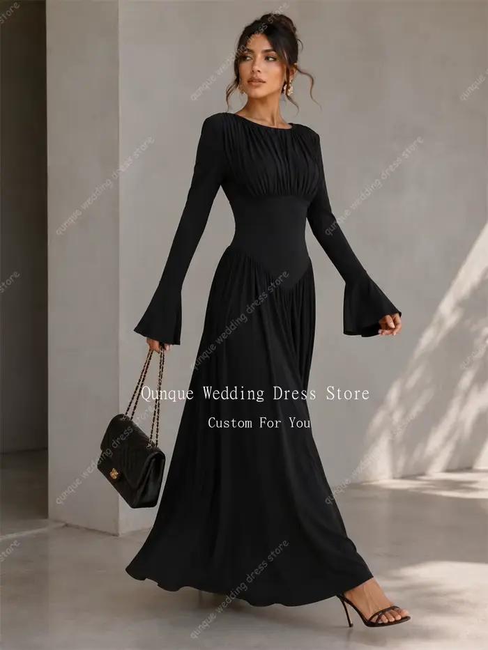 Qunque Robes de Soirée Noires Modestes pour Femmes en Chiffon Noir Col Rond Manches Longues Coupe A-ligne Personnalisable