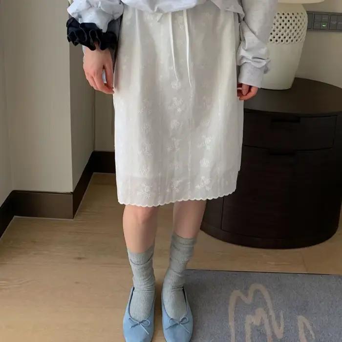 Jupe droite brodée de fleurs blanches style rétro français pour femme