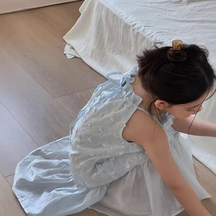 Robe longue blanche en jacquard à bretelles, nouvelle collection été 2026