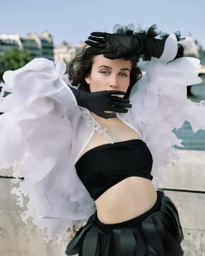 Jupe longue noire taille haute avec ceinture en mousseline 3D et panneau en maille transparente