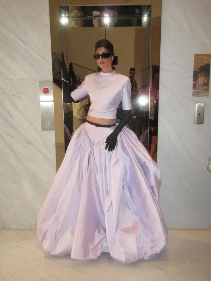 Jupe longue de haute couture lavande style défilé de Cannes