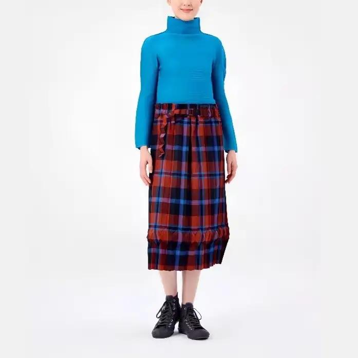 Jupe plissée asymétrique à carreaux bleu et noir