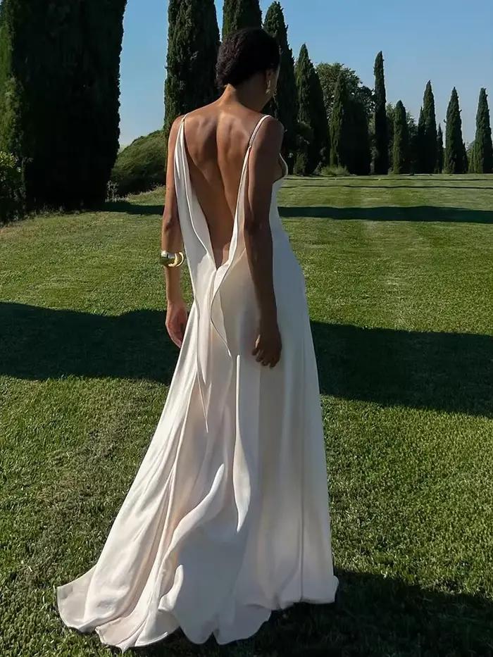 Robe longue en satin dos nu fendue pour femme, sexy, avec décolleté drapé, sans manches, collection été 2026, idéale pour les vacances et les soirées.