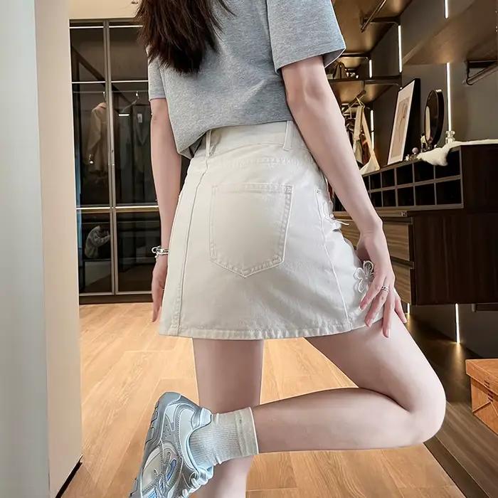 Jupe-short en jean blanc pour femme, taille haute, double boutonnage, mini-jupe ornée de fleurs 3D et perles, avec short de sécurité intégré, coupe trapèze, pour l'été sorties nocturnes