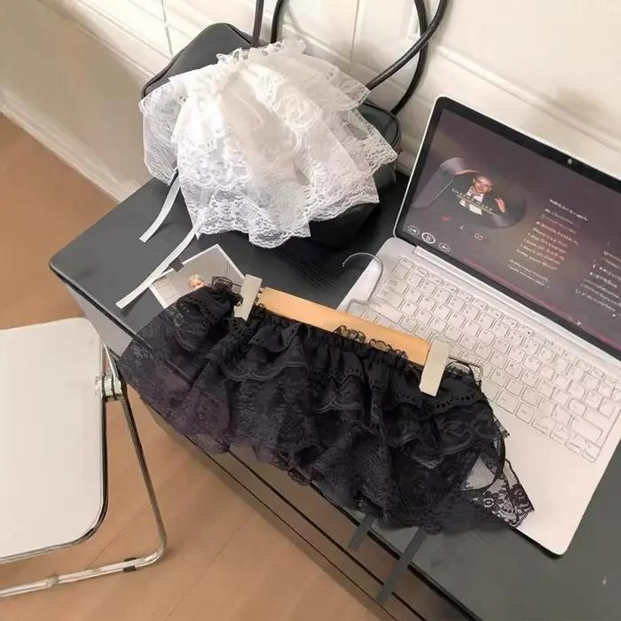 Jupe irrégulière en dentelle tendance avec fleurs blanches