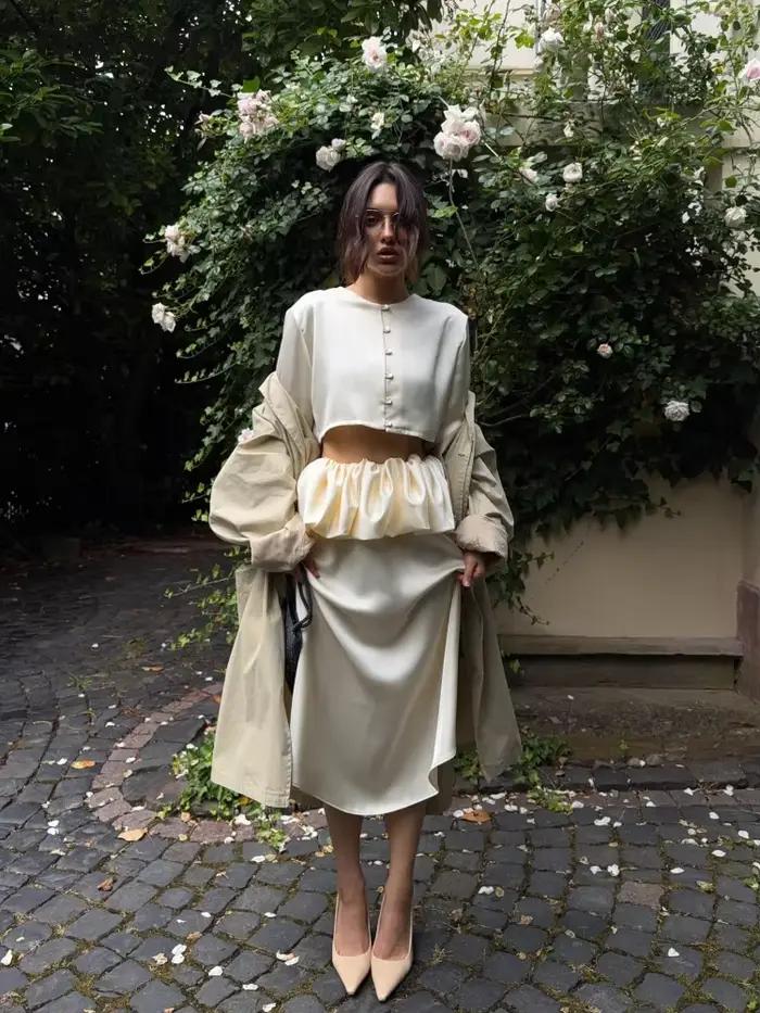 Nouvel ensemble élégant pour femme : haut uni, chemisier à col rond et manches longues boutonnées, jupe à volants – Collection été 2026 pour les vacances