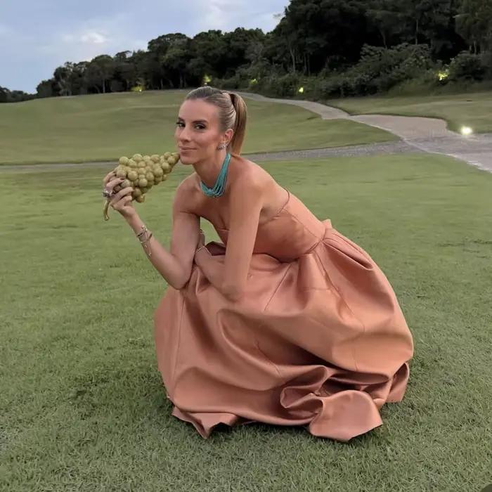 Robes de bal marron tendance, robes de demoiselle d'honneur sans bretelles à basse ample, robes de cérémonie en satin sur mesure pour invitées de mariage