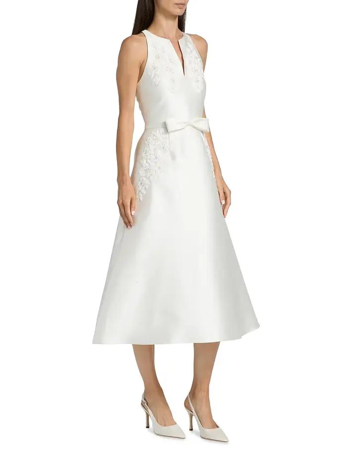 Robe de cocktail midi élégante et minimaliste en satin blanc, personnalisée, sans manches, avec encolure halter et appliques florales verticales en dentelle.
