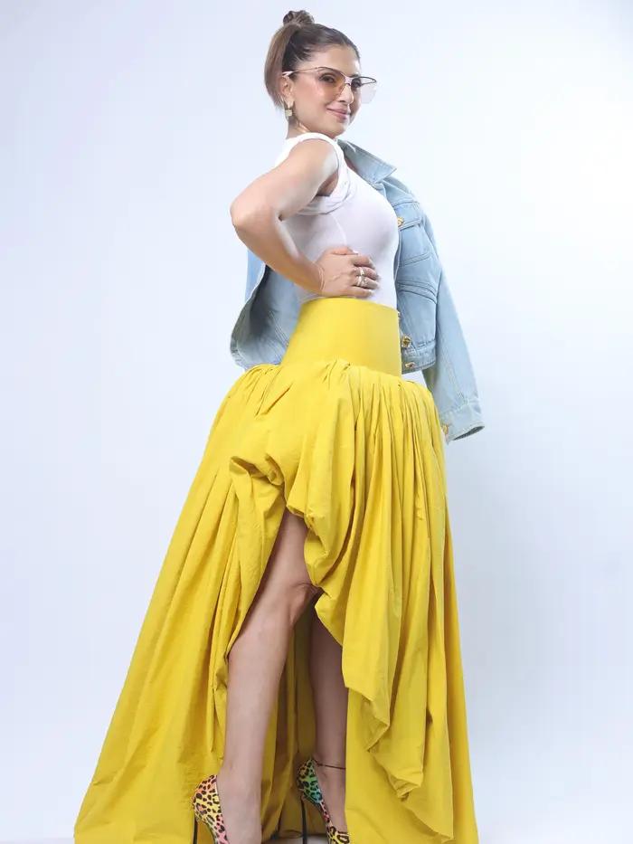 Jupe longue maxi bouffante jaune taille haute à fente irrégulière et drapée