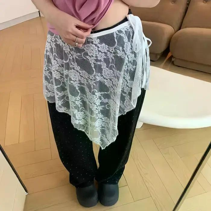 Mini-jupe en dentelle brodée à la française de luxe avec ourlet irrégulier, adaptée aux occasions décontractées et formelles