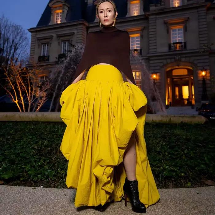 Jupe longue jaune taille haute style défilé, sur mesure, en taffetas froncé irrégulier, asymétrique et unique pour femme, idéale pour les soirées