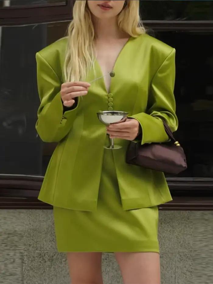 Ensemble Blazer et Mini-Jupe Vert Satiné pour Femme – Col en V, Taille Cintrée, Manches Longues – Tenue de Bureau Élégante Été 2026