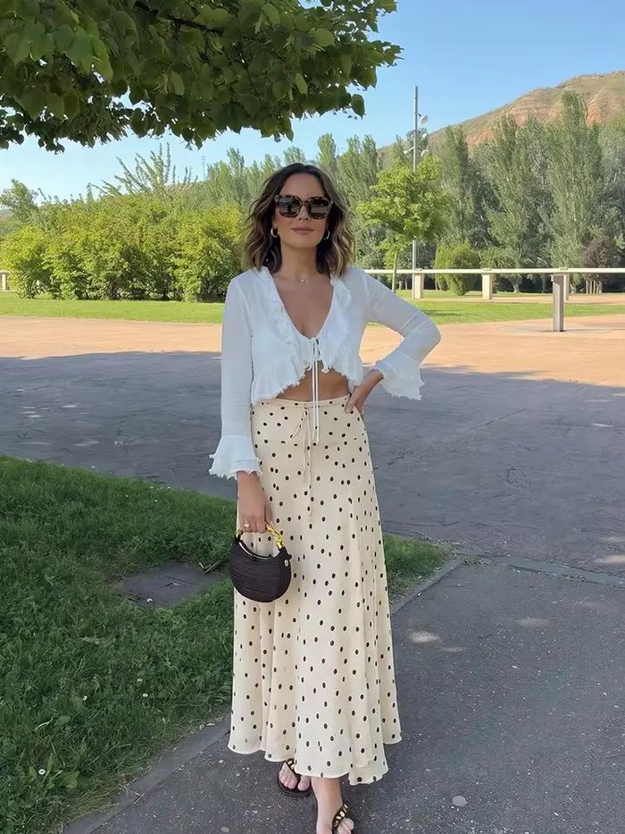 Jupe évasée à volants style français à pois blancs pour femme, taille haute avec cordon de serrage, coupe fluide en A, idéale pour l'été, les vacances, la plage ou le quotidien