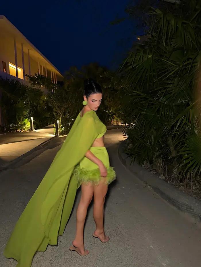 Jupe mini moulante taille haute vert lime avec bordure en plumes pour cocktail