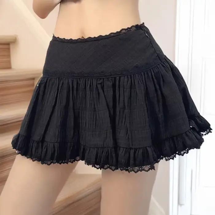 Mini-jupe blanche à volants taille basse avec bordure en dentelle à plusieurs niveaux