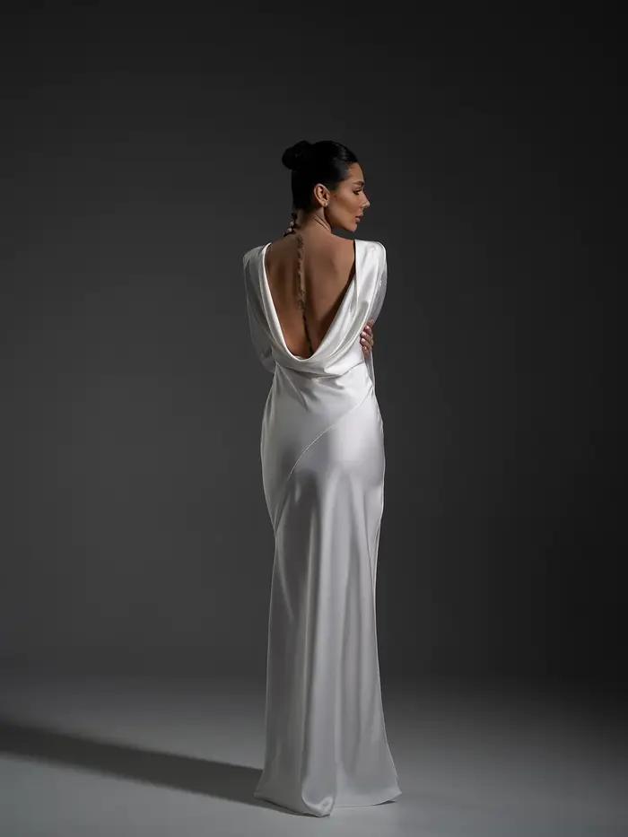 Robe de bal élégante en satin blanc avec fente haute