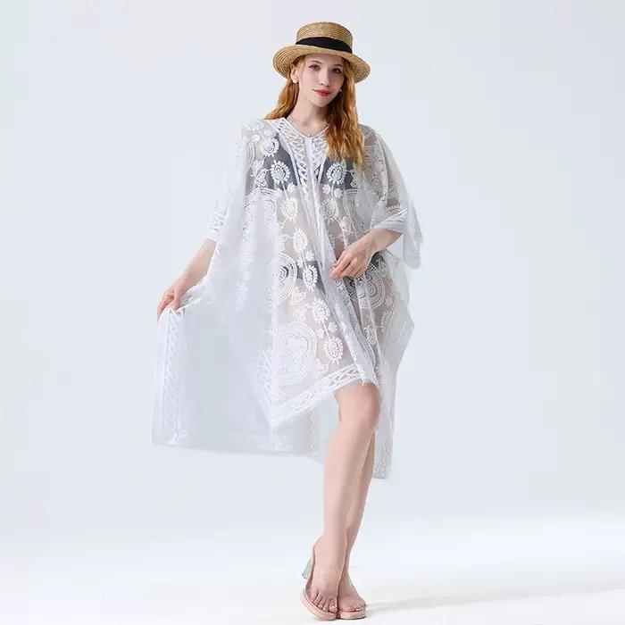 Robe de plage blanche en dentelle multifonctionnelle avec motif floral pour femmes, idéale pour les journées de plage et les soirées estivales