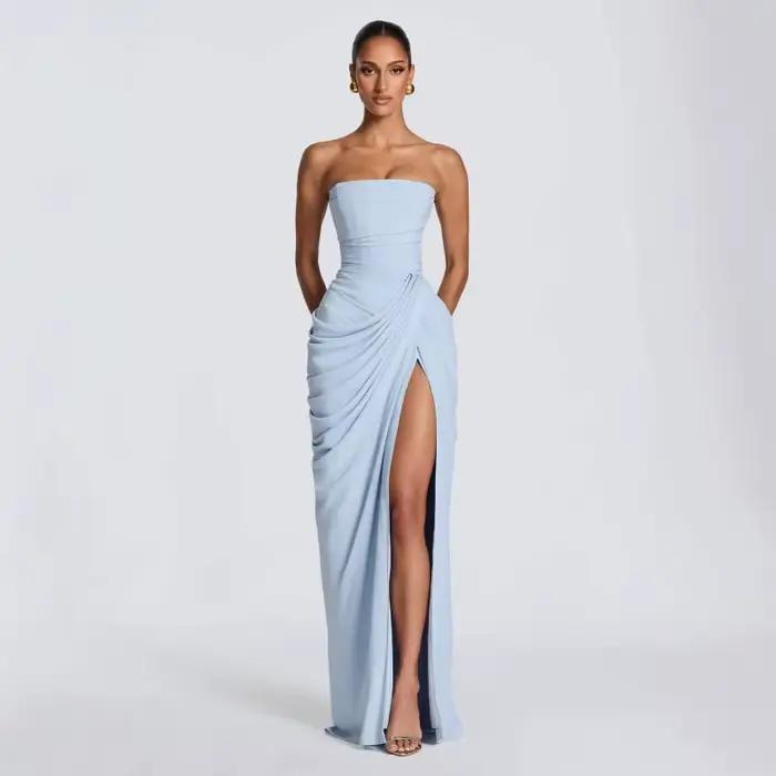 Robe longue plissée sans bretelles pour femme avec fente haute et design fluide