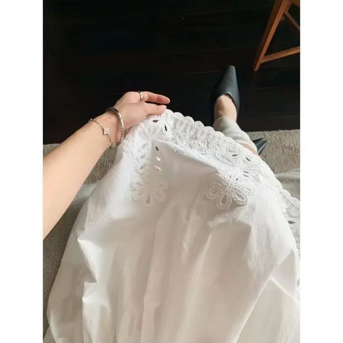Jupe fine et élégante à taille élastique avec broderie en dentelle