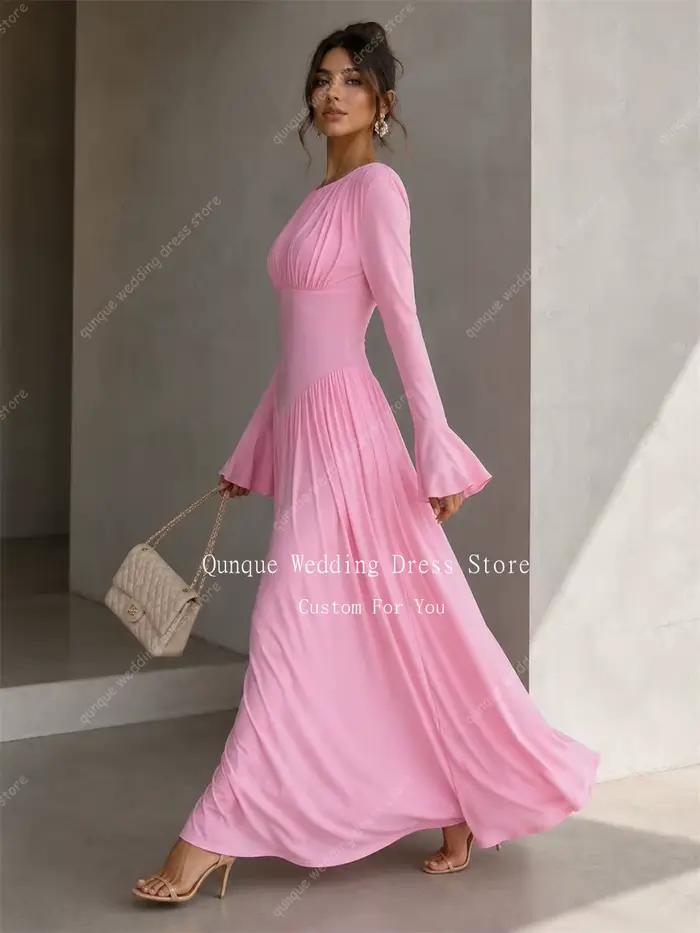 Qunque Robes de Soirée Noires Modestes pour Femmes en Chiffon Noir Col Rond Manches Longues Coupe A-ligne Personnalisable