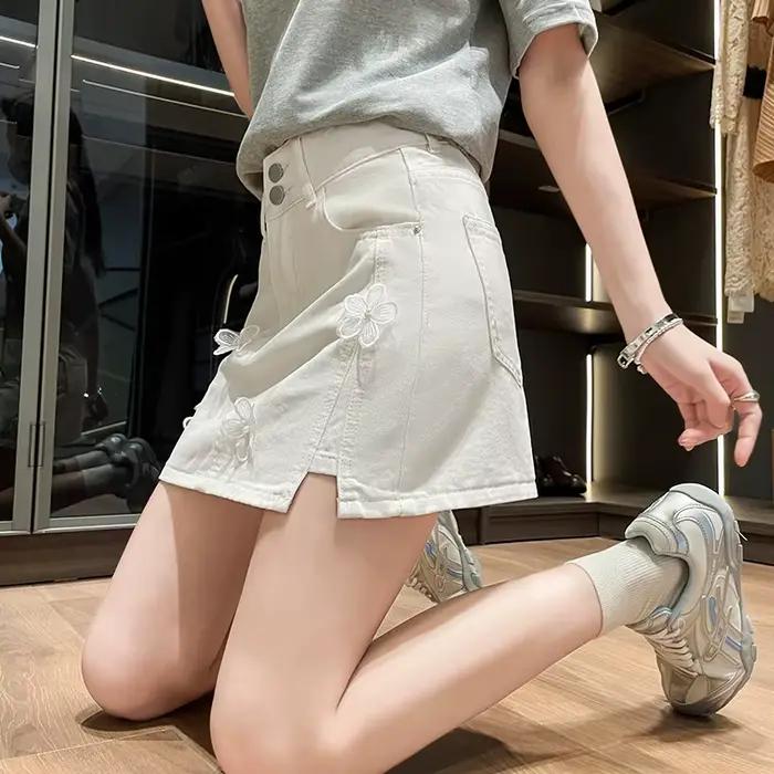 Jupe-short en jean blanc pour femme, taille haute, double boutonnage, mini-jupe ornée de fleurs 3D et perles, avec short de sécurité intégré, coupe trapèze, pour l'été sorties nocturnes