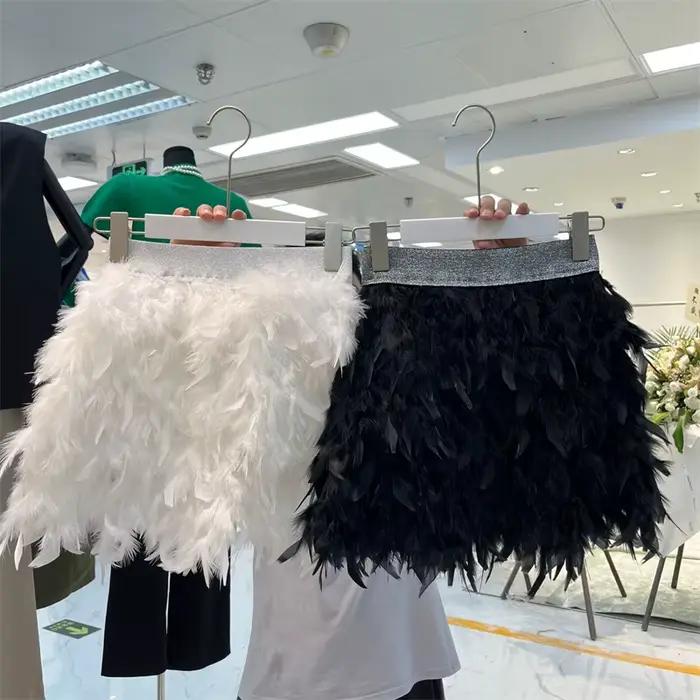 Femmes élégantes plumes gonflées jupe courte dame haute rue scène Costume fête Mini
