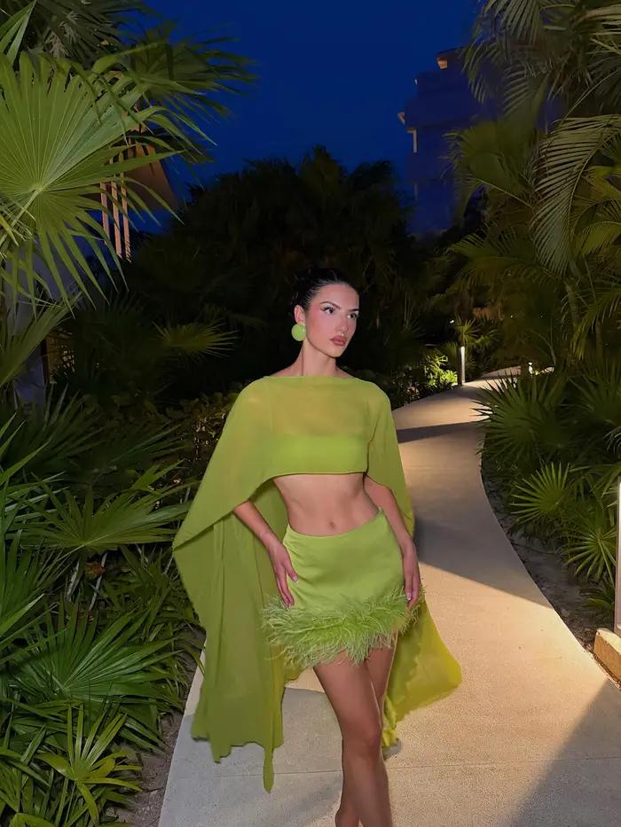 Jupe mini moulante taille haute vert lime avec bordure en plumes pour cocktail