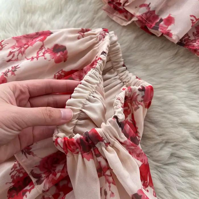 Ensemble jupe et haut chic à imprimé floral pour femme, style épaules dénudées, avec haut court à manches volantées et jupe à volants superposés pour l'été