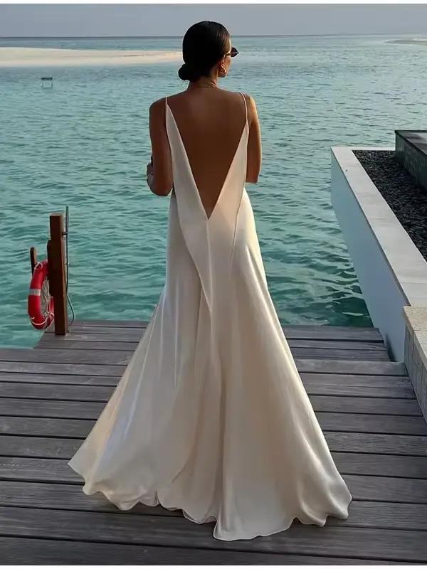 Robe longue en satin dos nu fendue pour femme, sexy, avec décolleté drapé, sans manches, collection été 2026, idéale pour les vacances et les soirées.