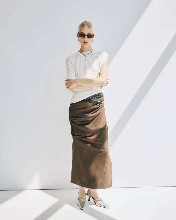 Jupe crayon midi marron en satin doux, taille haute, design drapé et froncé, fente latérale avec ceinture à rivets, coupe ajustée pour femme, idéale pour le bureau