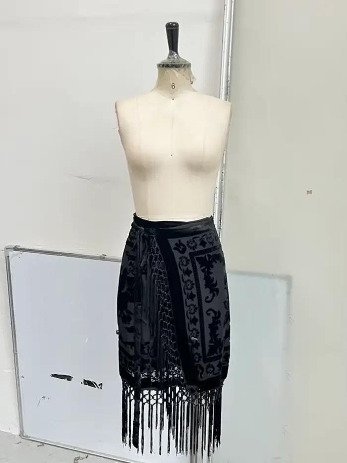 Jupe midi rétro élégante en velours noir brocart avec franges